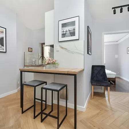 Z 2 Sypialniami I Oddzielna Kuchnia W Centrum Wroclawia Na 4 Pietrze By Renters Appartamento Breslavia