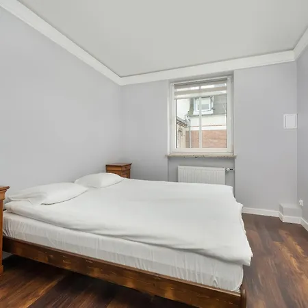 Apartment Z 2 Sypialniami I Oddzielna Kuchnia W Centrum Wroclawia Na 4 Pietrze By Renters *