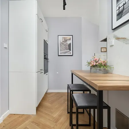 Apartment Z 2 Sypialniami I Oddzielna Kuchnia W Centrum Wroclawia Na 4 Pietrze By Renters Wroclaw