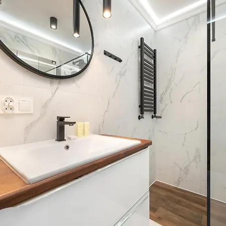 Apartment Z 2 Sypialniami I Oddzielna Kuchnia W Centrum Wroclawia Na 4 Pietrze By Renters